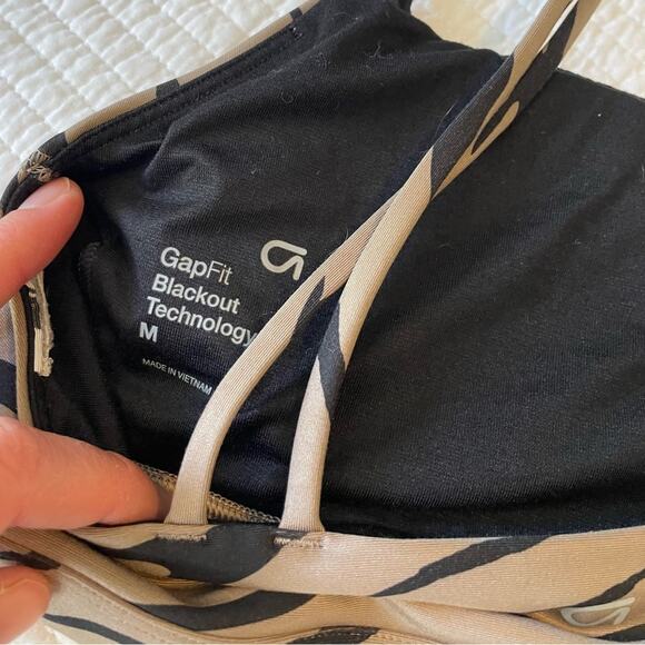 GAP Fit Blackout Sports Bra - Picture 3 of 3